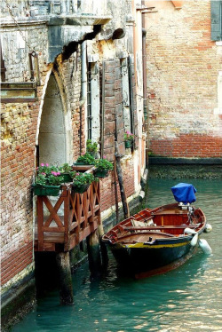    Venetian canal (by Elisabetta Casale ©) 