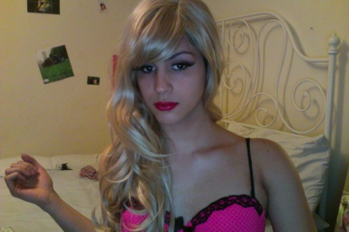 sarahcdlondon:  femboialex:  A cutie cross dresser  Gorgeous. Wish I look half as sexy xxx  M!