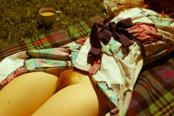 naked-tea:Back yard picnic Naked Tea. Earl Grey, always.Doe by