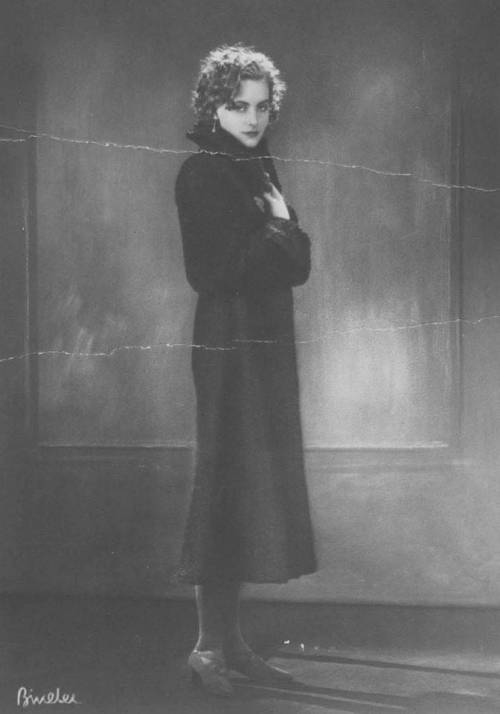 vampsandflappers:  A wonderful early, haunting photo of Greta