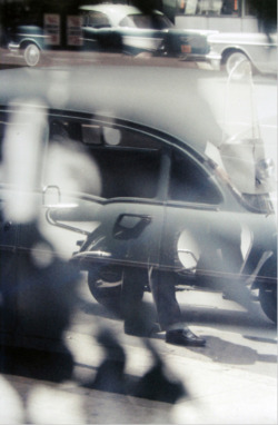 casadabiqueira:  Untitled (street scene with cars)  Saul Leiter,