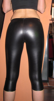 shinyleggingsfetish.tumblr.com/post/113735452472/