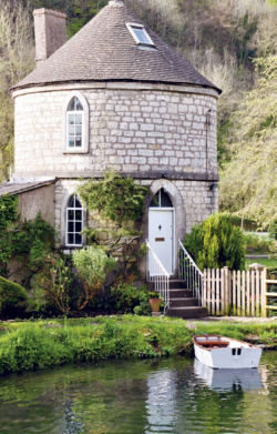 designed-for-life:  Round House on the idyllic Thames Canal