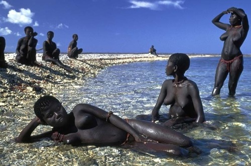 planetvalium:  Jarawa people, Andaman Islands, India. (image by Olivier Blaise)  I adore this photograph.