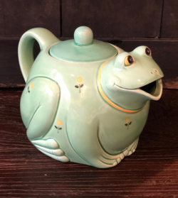 dirtshrines:vintage frog teapots