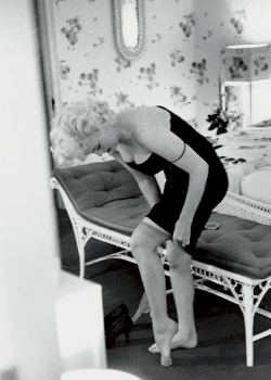 missmonroes:   Marilyn Monroe photographed by Ed Feingersh, 1955.