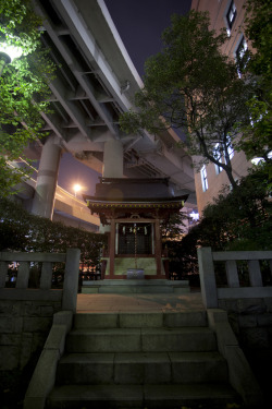 gasoline-station:  Temple under the highway - Nihonbashi by dataichi