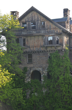 clavicle-moundshroud:  Halcyon Hall in Millbrook, NY.  https://www.flickr.com/photos/7652577@N05/