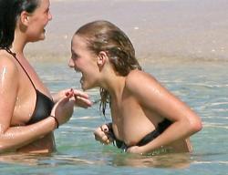 toplessbeachcelebs:  Ashlee Simpson (Singer) bikini nipple