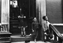 Helen Levitt - Trick-or-treaters, 1939.