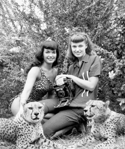 summers-in-hollywood:Bettie Page during a photo session with