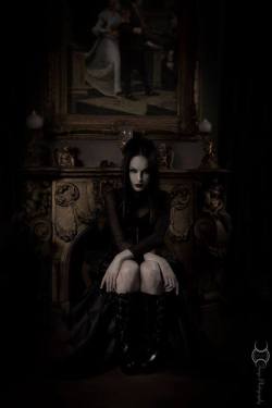 gothicandamazing:    Photography: Fringe PhotographyRetouch,Styling