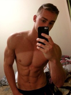 2hot2bstr8:this dude is fucking gorgeous….and BANGING. i think