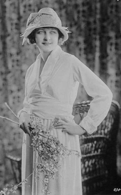 Martha Mansfield  On November 29,1923, she caught on fire while