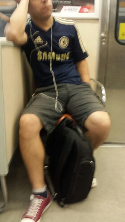 chicosparatodos:  Pelado paquetudo en el metro… Mientras más lo miraba, más me calentaba, y más apretaba las piernas para que se le marque el paquete :3