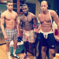 savvyifyanasty:  > the dudes on the ends can get it  Follow