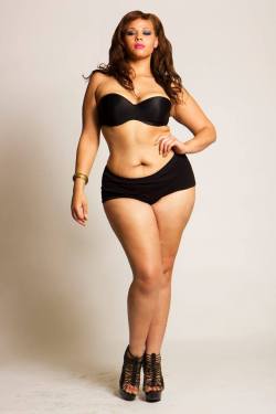 chubby-bunnies:  Model: Lauren VeluvoluPhotographer: Zowi www.zowiscamera.com