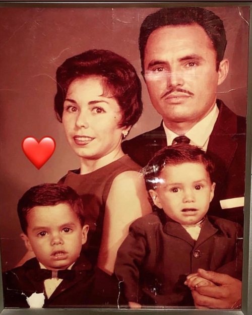Mom, Dad, my older brother @diamonddavid88 and me! 🥰😎 #perez