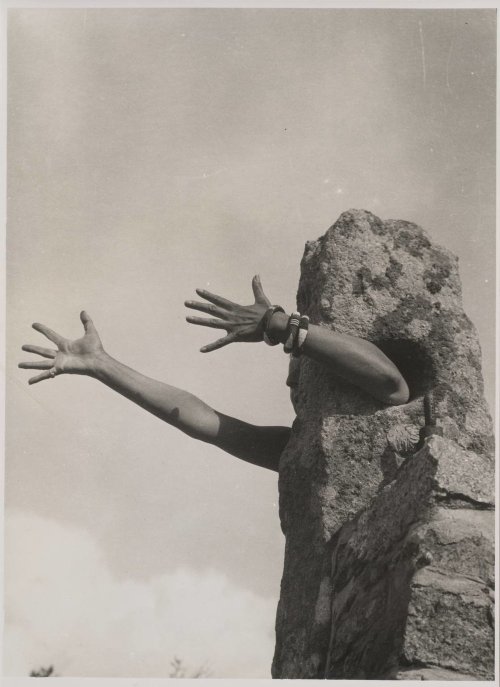 wtxch:Claude Cahun (French, 1894–1954)I Extend My Arms ,1931