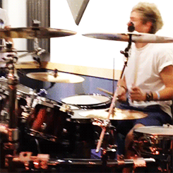 harryniips:  Just testing out the new drummer….@niallhoran x