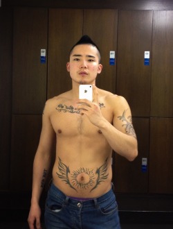 yoshixkawasaki:  Workout time!!..but before selfie time ;)