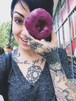 hounds0f-anubis:  sidneylynnray:  Vegan donut time  You are quite