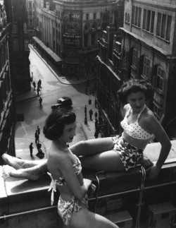 una-lady-italiana:   by Bert Hardy - Piccadilly Rooftop,London