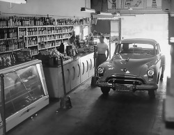 20th-century-man:  Drive-in liquor store / Los Angeles, 1949.