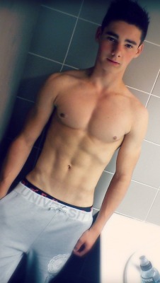 menjunkie:  jaygordon1981:  Gorgeous smooth young college twink