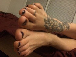 kristieyoginnyfeet:  Kristie Yoginny’s sexy foot tat! #smellyfeet
