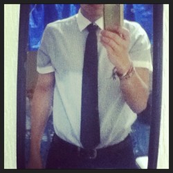 Si no soy feo, solo no me arreglo jejeje #traje #corbata (en