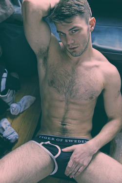 hunkopedia:  Follow Hunk’o’pedia for more hot guys! 