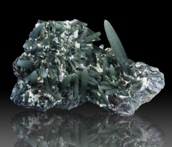 vugnasmineralblog:    Prase Quartz & Magnetite Psm Hematite