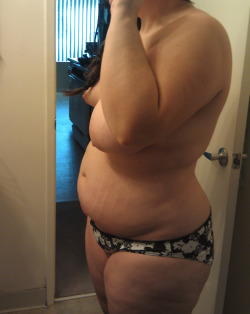 fatgirlbellylover:  My wife’s super sexy, amazing progress