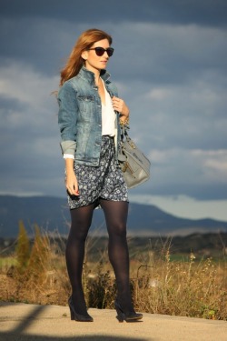 fashion-tights:   FALDA DE FLORES Y CAZADORA VAQUERA