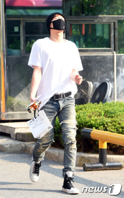 ifntfashion:  SUNGGYU☆ Anne Demeulemeester Suede High Top Sneakers