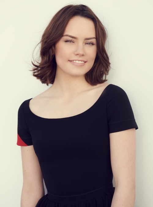 some-celebrity-stuffs:Daisy Ridley 