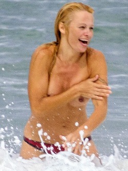 toplessbeachcelebs:  Pamela Anderson (Actress) swimming topless