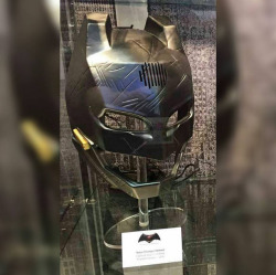 supermanspoilers:  Batman’s Voice Changer Helmet - BATMAN V