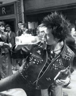 superseventies:  Sid Vicious celebrates signing the Sex Pistols record
