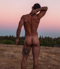 naked-bum-in-the-sun:  