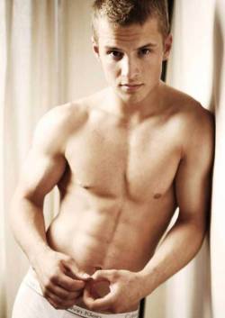 hotfamous-men:  Freddie Stroma