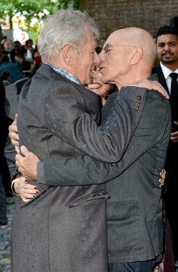 sangfroidwoolf:  Patrick Stewart kisses Ian McKellen at the premiere