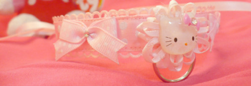 sara-meow:  I’ve noticed a lot of who have been showing interest in my collars, but especially the Hello Kitty one. I’ve decided to start a giveaway to thank you all for your support!  ^_^Prize is: 1 Hello Kitty collar OR 1 custom collar (can