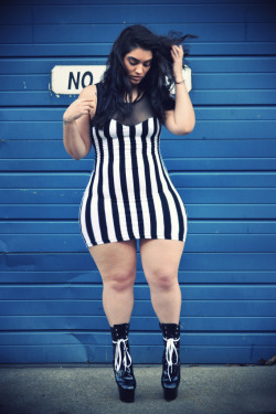 pearhub:  #thick #bbw #wide hips #dress #heels  Daaammmmmnn