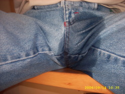 pee-fetish:  i wetting my short jeans. this felt me so horny.