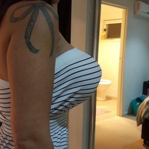 bigimplatntfans:  Sexy wife @fit_couple_qld