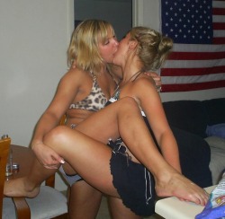 2-chicks-at-the-same-time:  cellphonehotties:   God bless America