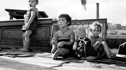 Sabine Weiss, Enfants attachés sur une péniche, Paris, 1953