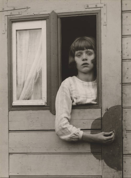 Mädchen im Kirmeswagen (Young Girl in a Circus Caravan) - August